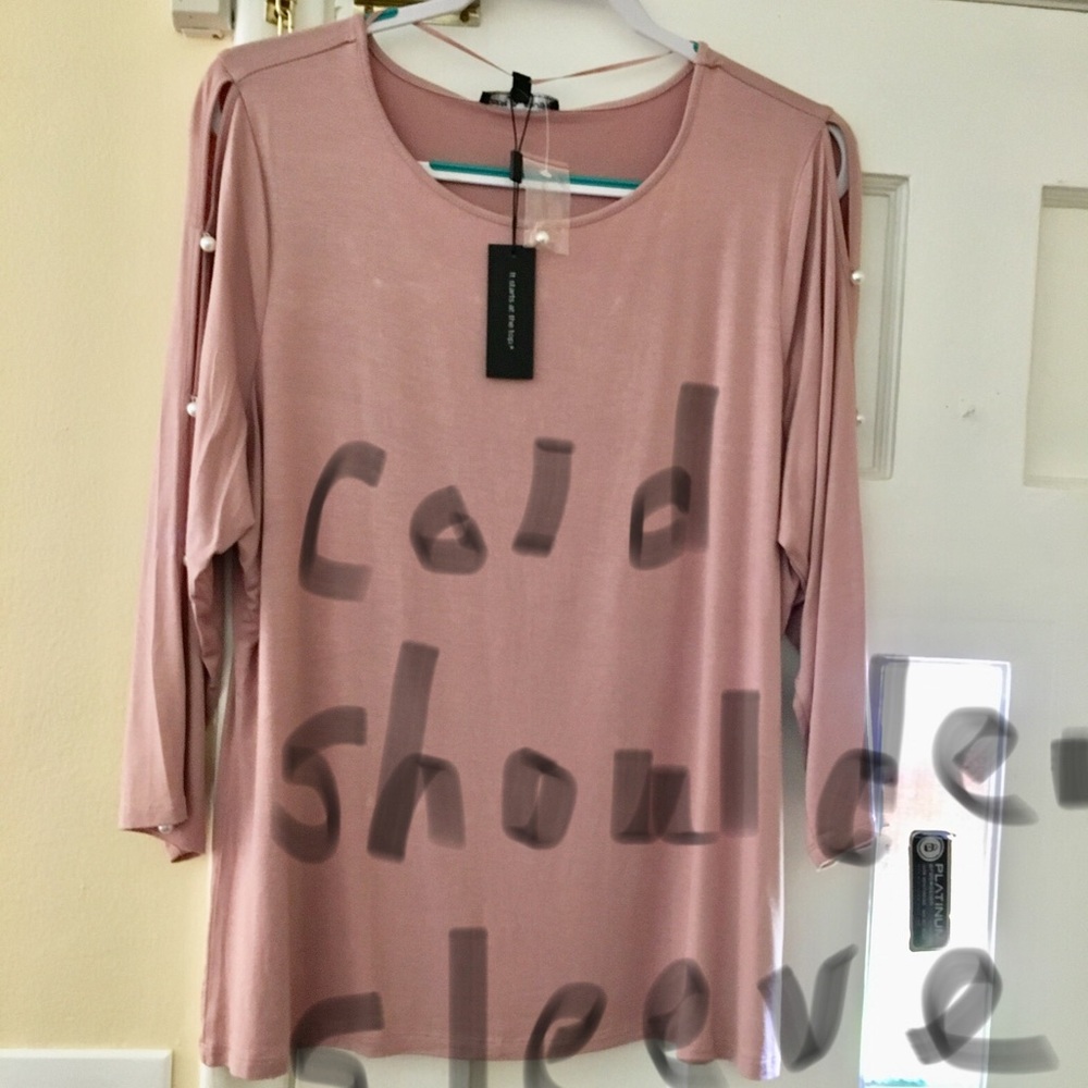 Rose top. Cutout sleeves.